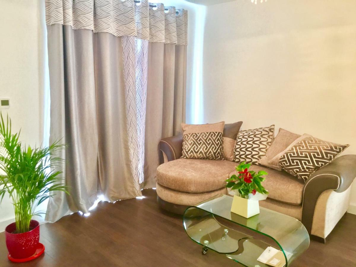 2-bedrooms Apartment, Lounge, Balcony * Londen