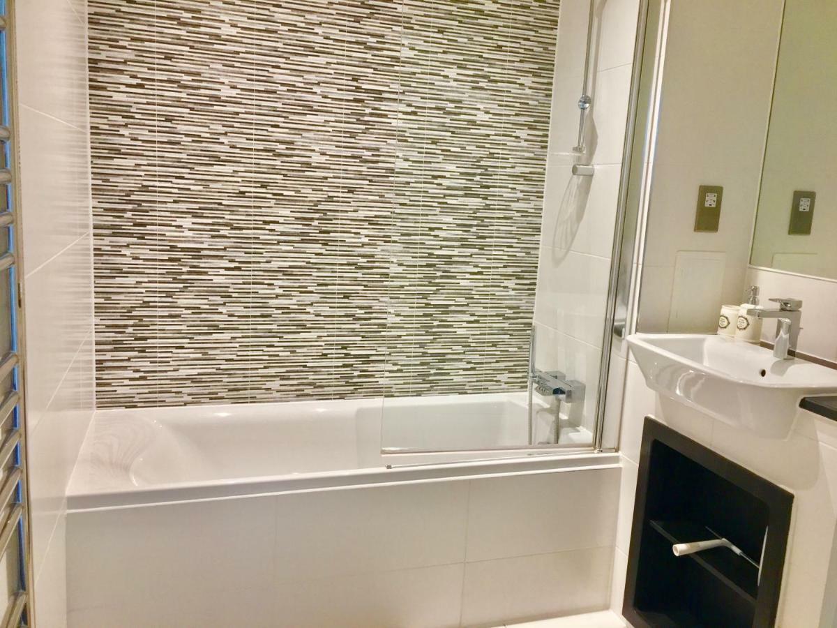 2-Bedrooms Modern Apartment Next To Velodrome, Lounge, Balcony, Parking, Abba Appartement